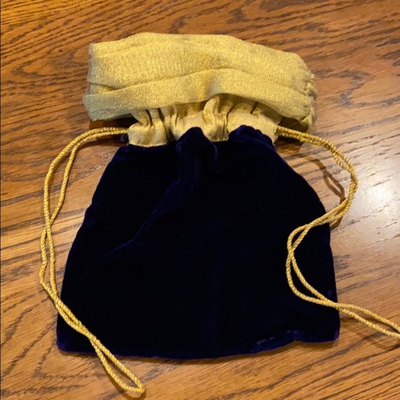 Beautiful Velvet Drawstring Gift Bags. Set of 3 - Picture 4 of 4